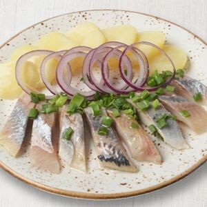 Сельдь по-боярски с отварным картофелем и сладким луком