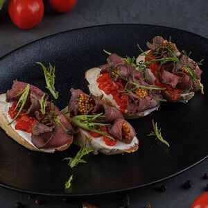 Брускетта с ростбифом