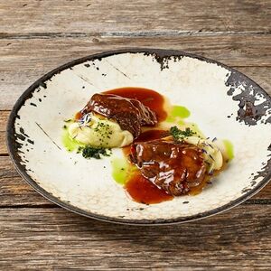 Говяжьи щеки с картофельным пюре