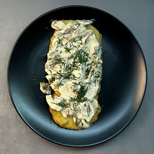 Драники с грибами в сливочном соусе