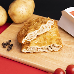 Чебурек с цыпленком, картофелем, жареным луком и трюфелем