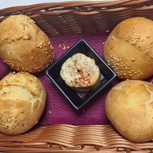 Хлебная корзина с чесночным маслом