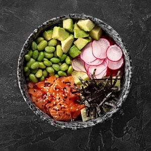 Поке с лососем и соусом “Понзу”