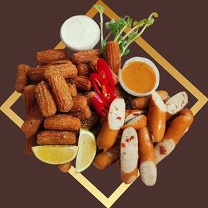 Сет-чуррос с куриной колбаской и вялеными томатами