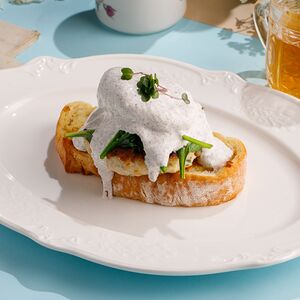 Тост с бифштексом из индейки и яйцом пашот