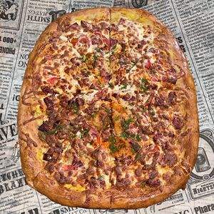 Пицца с грибами, сулугуни и помидорами