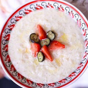 Сливочная рисовая каша с сезонными ягодами