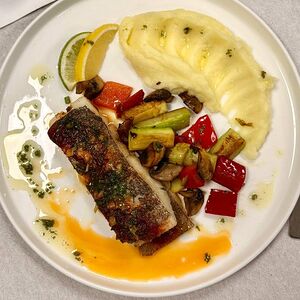 Филе палтуса с картофельным пюре и лимонно-сливочным соусом