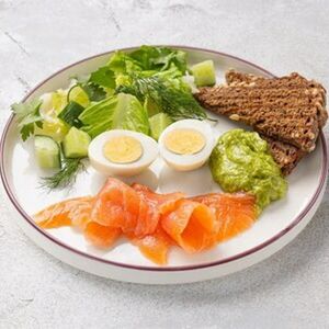 Норвежский завтрак со слабосолёным лососем