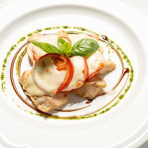 Куриное филе с помидорами, моццареллой и соусом песто