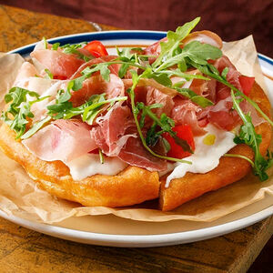 Пицца Пацца со страчателлой и прошутто