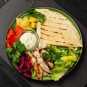 Открытый кебаб с цыпленком и копченым ананасом