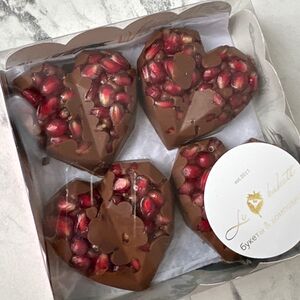 Зерна граната в молочном шоколаде 