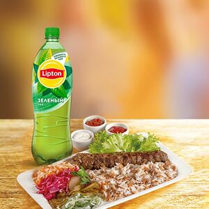 Люля-кебаб из баранины с гарниром, салатом и соусами и чай Липтон (1 л)