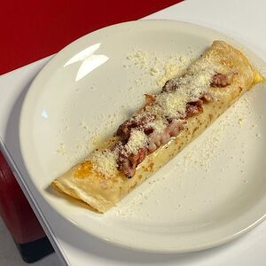 Блинчики с болтуньей, соусом айоли и грудинкой