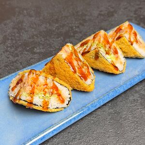 Онигири с лососем