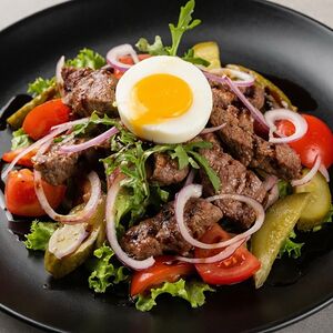 Салат с телятиной и перепелиными яйцами