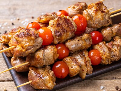 6 шашлыков со свининой и томатами на гриле  