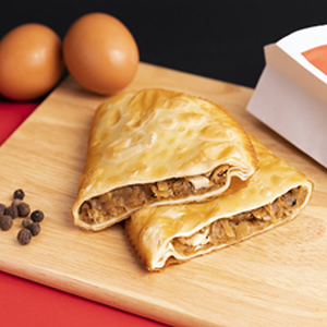 Чебурек с жареной капустой и яйцом