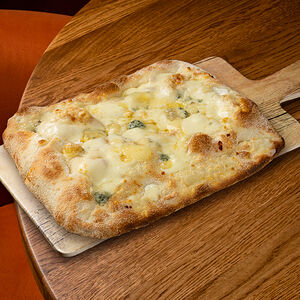 Римская пицца Кватро Формаджи