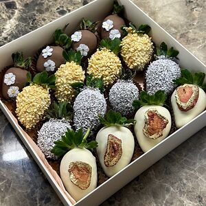 Клубника в шоколаде с посыпками 16 шт.