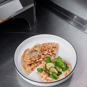 Хумус с маринованными огурчиками