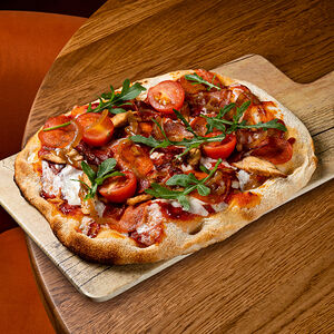 Римская пицца мясная с луком Бальзамик