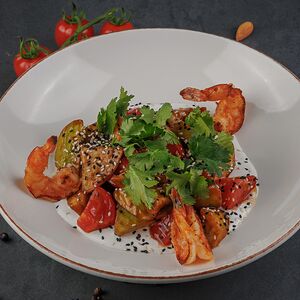 Салат с хрустящим баклажаном и креветками