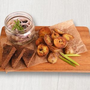 Селедка маринованная с картофелем черри