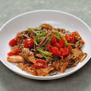 Wok с лососем