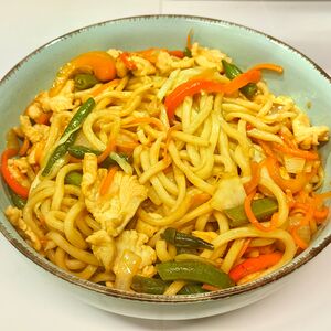 Жареная лапша в соевом соусе (курица)