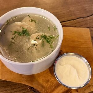 Пельмени с бульоном и сметаной