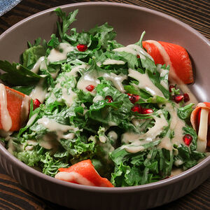 Салат с подкопченной форелью и молодым сулугуни