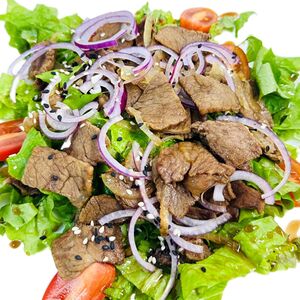 Салат с телятиной на зеленой подушке