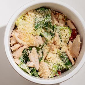 Салат Цезарь с курицей