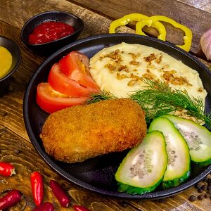 Картофельное пюре с котлетой по-киевски