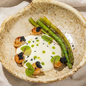 Морской гребешок с эспумой из пармезана, спаржей и черной икрой