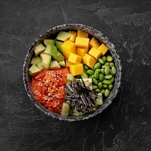 Поке с лососем и манго