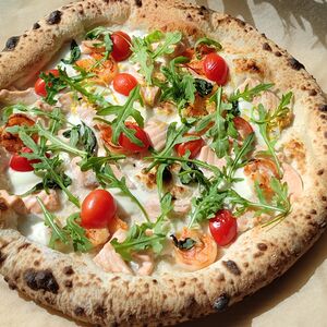 Пицца с креветками и семгой