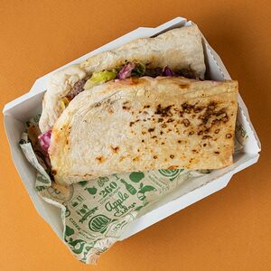 Гирос с котлетой из говядины с соусом из сидра