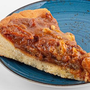 Песочный пирог с вареной сгущенкой и орехами