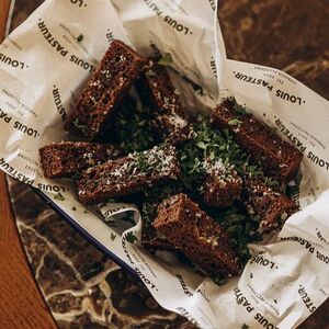 Фирменные гренки с пармезаном на компанию