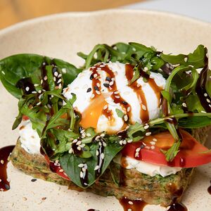 Вафля из цукини с томленой говядиной, крем-чизом, томатами и яйцом пашот