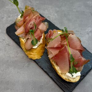 Брускетты с пармой