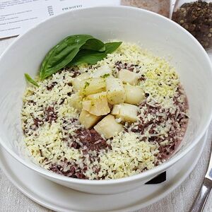 Ризотто из черного риса с морскими гребешками