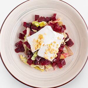 Свекольный салат с сыром «Сиртаки» в медово-горчичной заправке