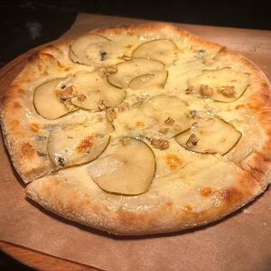 Пицца с грушей и горгонзоллой