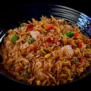 Жареный рис по-тайски с овощами и курицей