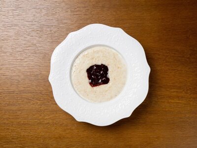 Каша овсяная с клубничным соусом