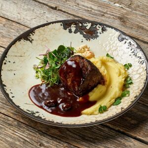 Стейк из говядины с соусом из сосновых шишек